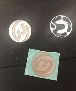 Sticker métal finition brossée 3 logos JTT | Chine Fabricants professionnels d'autocollants de logo métallique personnalisés, usine