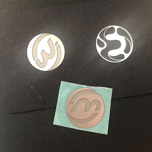 Metallaufkleber mit gebürstetem Finish, 3 JTT-Logos | China Professionelle Hersteller von benutzerdefinierten metallischen Logoaufklebern, Fabrik