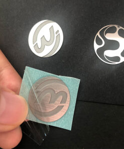 Adhesivo de metal con acabado cepillado 4 logotipos JTT | Fabricantes de pegatinas con logotipos metálicos personalizados profesionales de China, fábrica