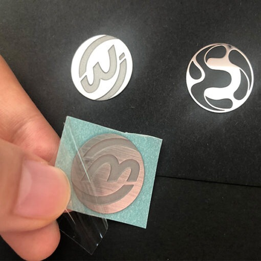 Metallaufkleber mit gebürstetem Finish, 4 JTT-Logos | China Professionelle Hersteller von benutzerdefinierten metallischen Logoaufklebern, Fabrik