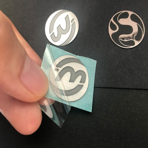 Metallaufkleber mit gebürstetem Finish, 5 JTT-Logos | China Professionelle Hersteller von benutzerdefinierten metallischen Logoaufklebern, Fabrik