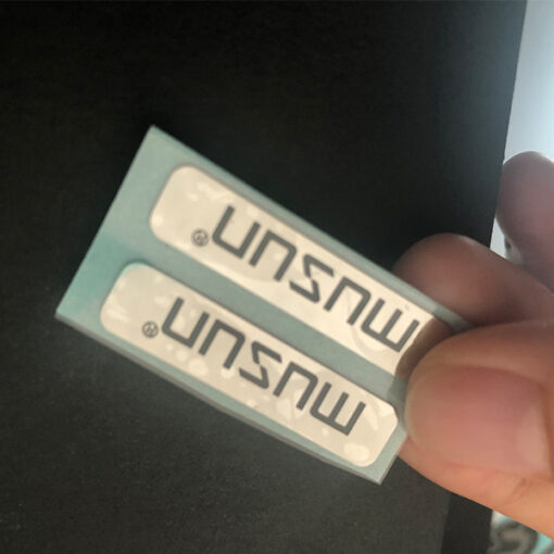 Adhesivo metálico cóncavo con palabras 2 logotipos JTT | Fabricantes de pegatinas con logotipos metálicos personalizados profesionales de China, fábrica